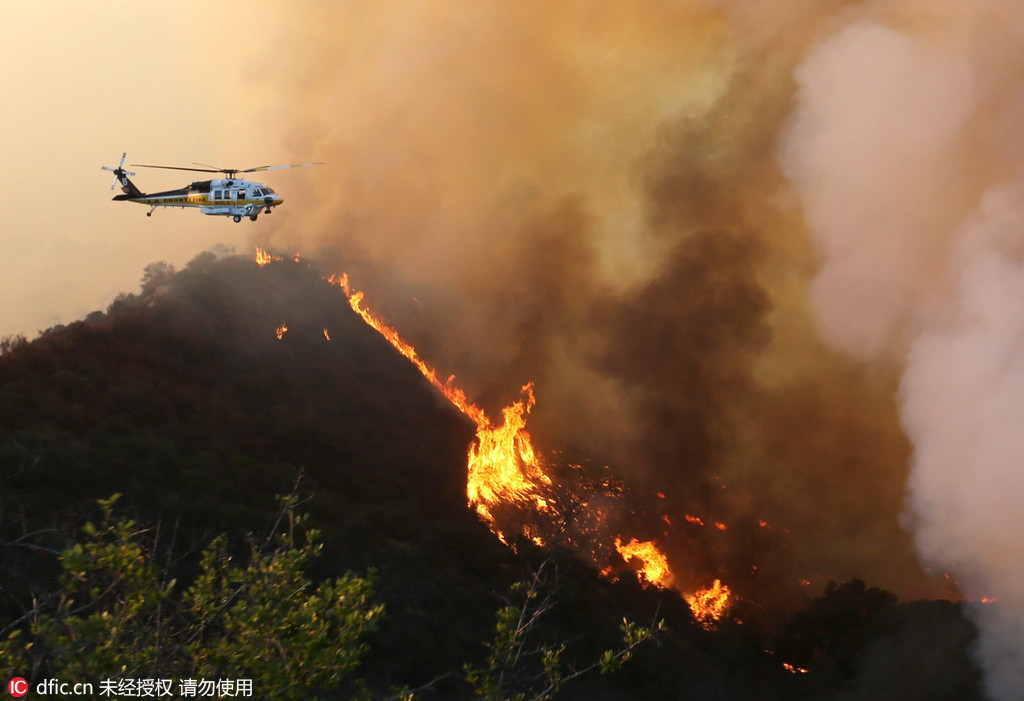 加州卡拉巴萨斯发生山火 过火面积超过200英亩