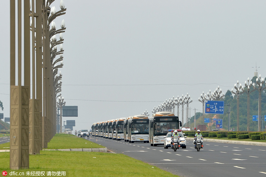 实拍成都最长送考路30公里交警全程护送