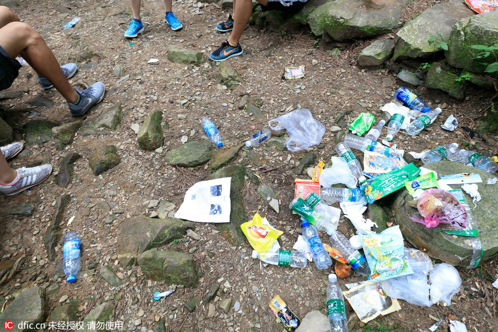 6公里,海拔一千多米的登山路上,少数游客乱扔纯净水瓶,零食包装袋在