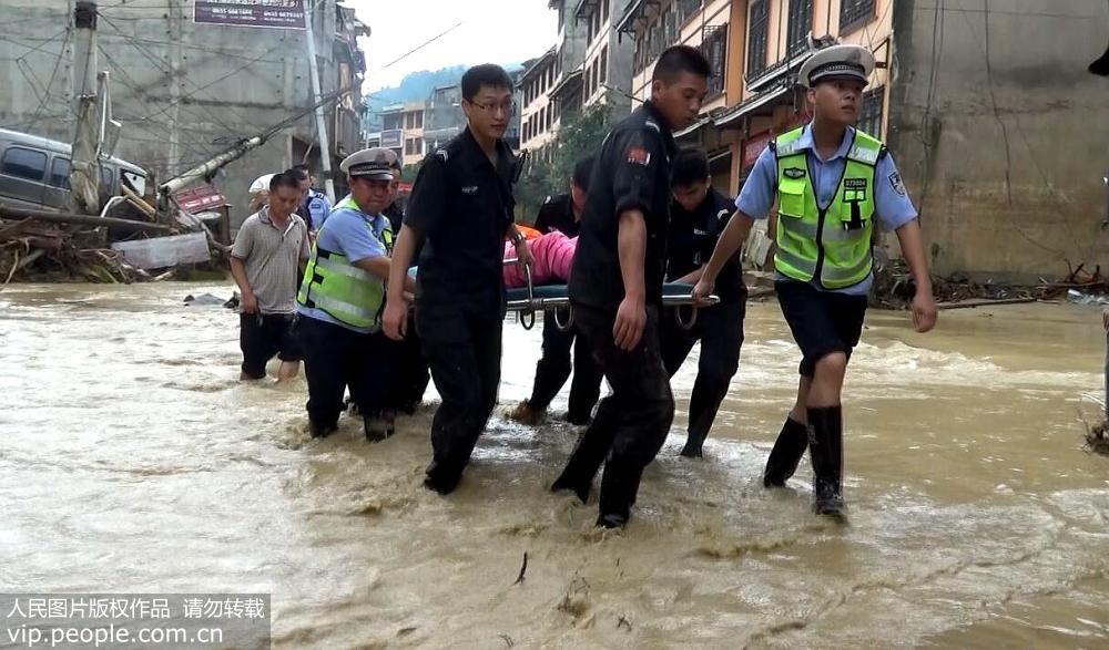 贵州黎平遭遇严重洪灾 当地群众积极抢险救灾