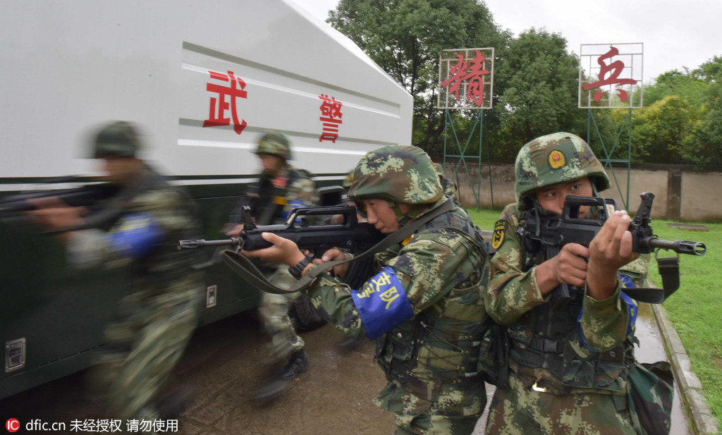 2016年6月26日,武警安徽总队第二支队彝族战士曲么称火,尔只伍甲(右)