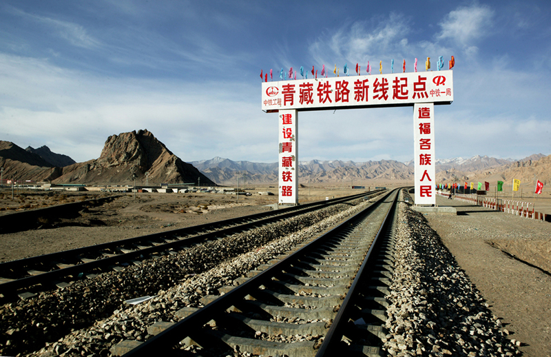 十年前格尔木南山口，这里是青藏铁路第二期工程起始点。（成卫东 摄影）