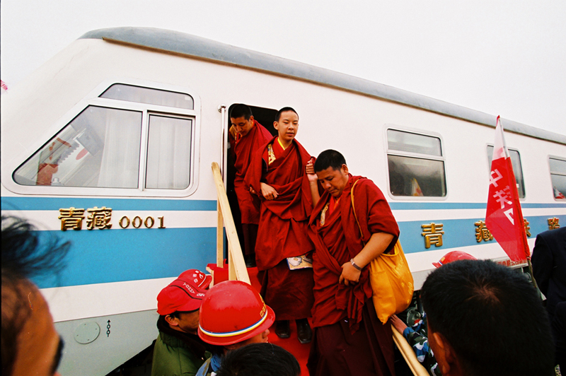 第十一世班禅乘坐青藏铁路列车。（成卫东  摄影）