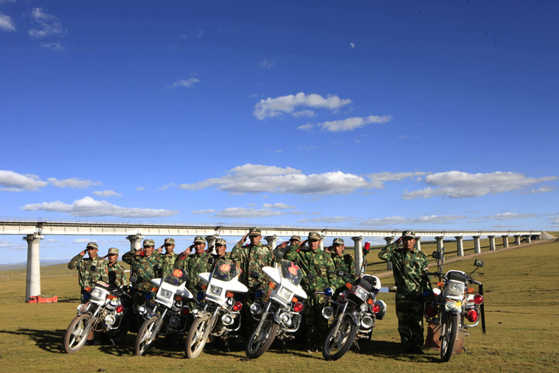青藏铁路护路队（2009年）。（成卫东  摄影）
