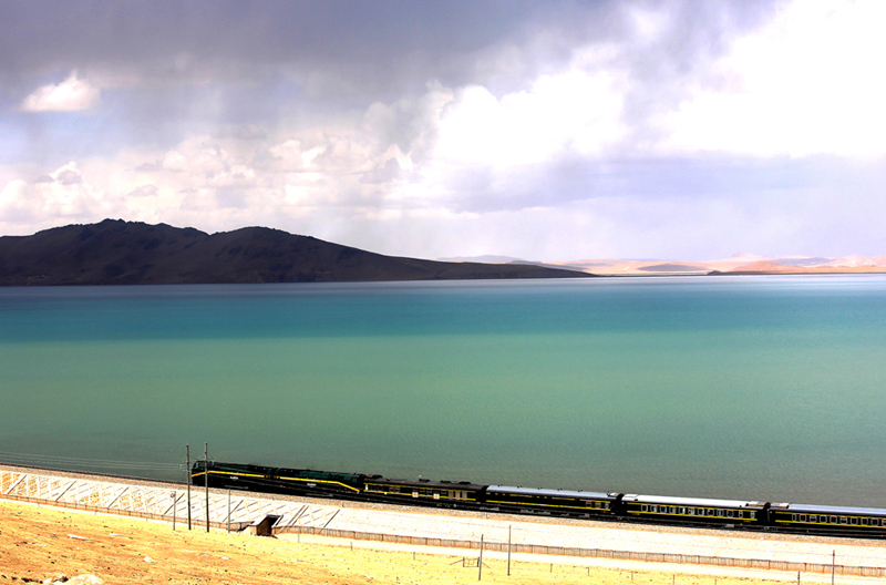 青藏铁路火车从措那湖畔驶过。（成卫东 摄影）