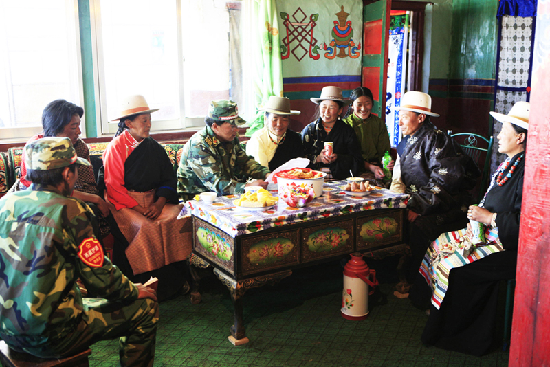 为保障青藏铁路行车安全，护路人员走进藏民家宣传铁路保护。（成卫东  摄影）
