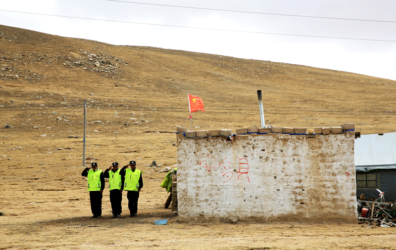 坚守在西藏安多一线的青藏铁路护路人。（成卫东 摄影）