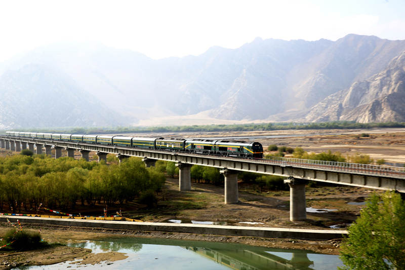 青藏铁路继续在延伸，拉日铁路拉萨河特大桥。（成卫东  摄影）