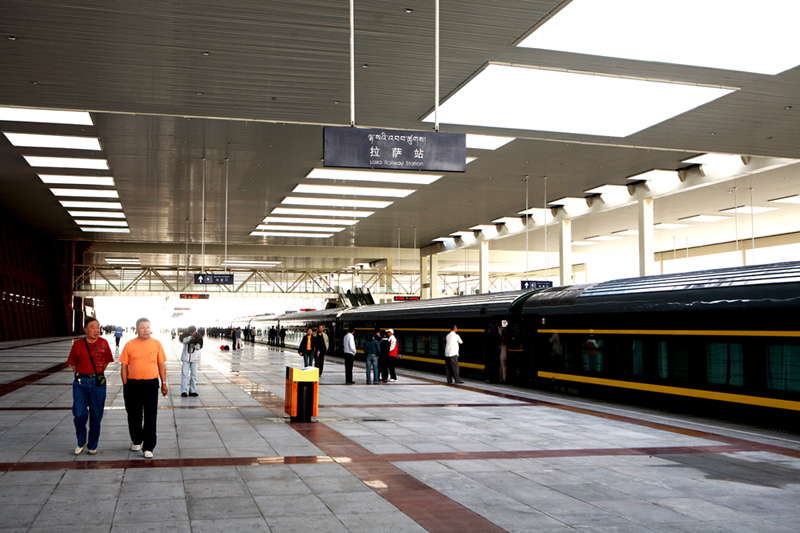 宽敞的拉萨火车站站台。（成卫东 摄影）
