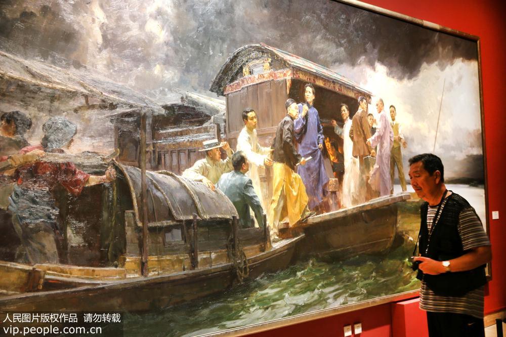 7月1日，观众在中国美术馆观看“庆祝中国共产党成立95周年美术作品展览”。