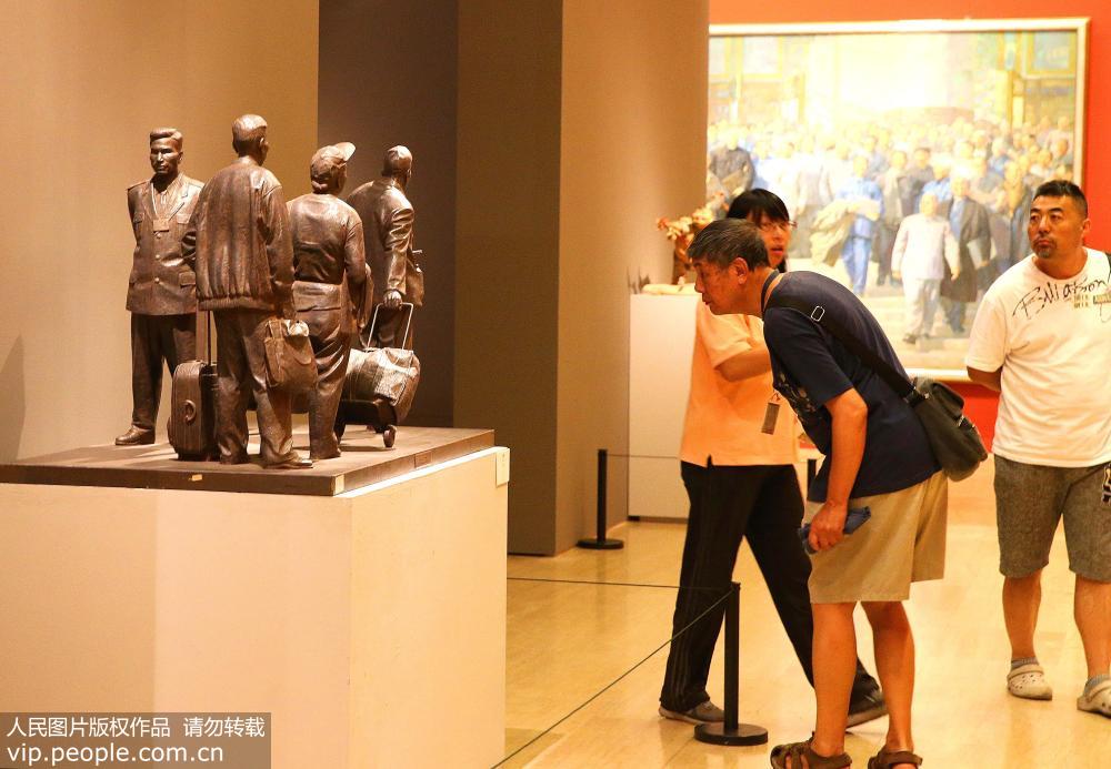 7月1日，观众在中国美术馆观看“庆祝中国共产党成立95周年美术作品展览”。
