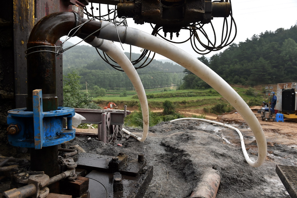 7月5日，山西沁和能源集团中村煤业有限公司地面1号钻孔在持续抽水。 新华社记者 詹彦 摄