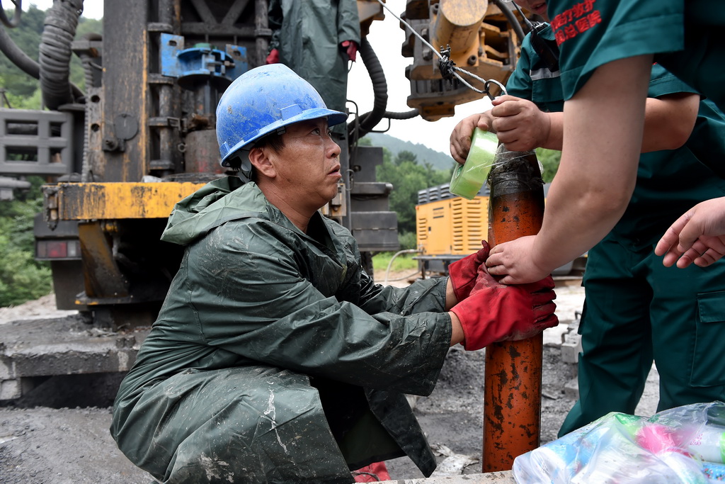 7月5日，在地面2号钻孔，救援人员准备往井下投放食物。 新华社记者 詹彦 摄