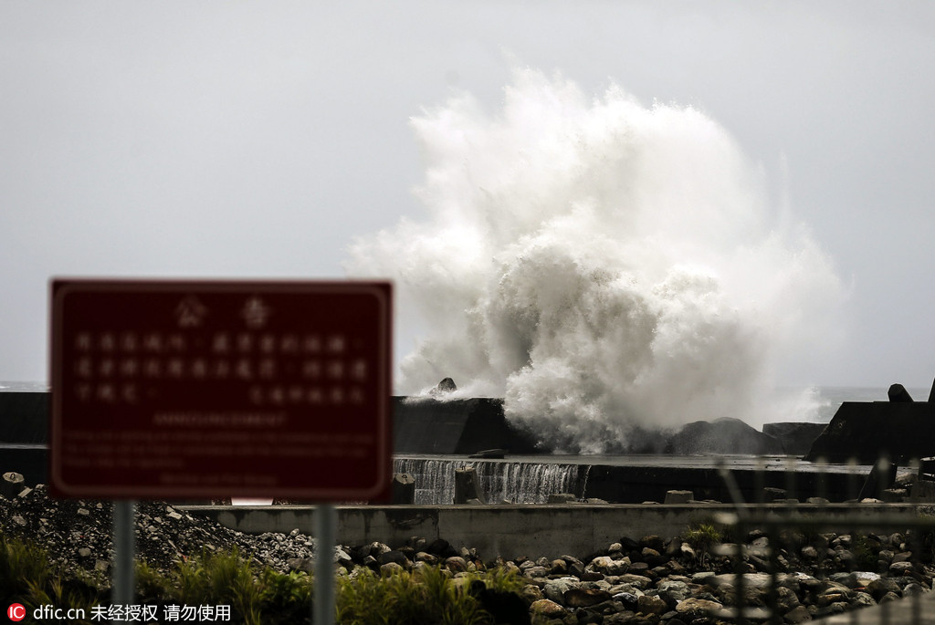 超强台风尼伯特逼近台湾 台湾宜兰海边掀巨浪