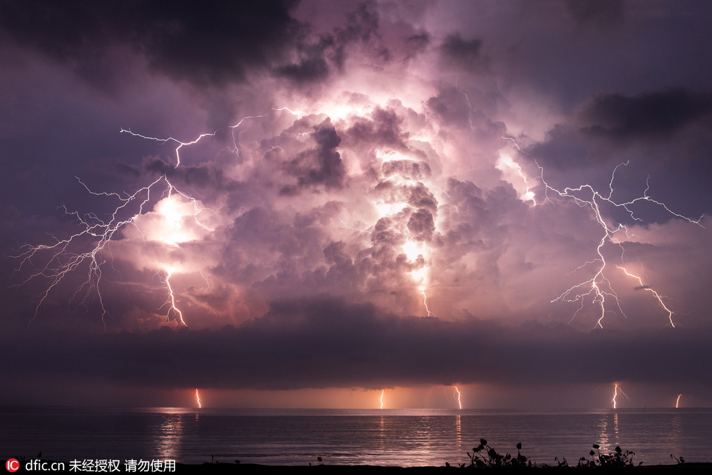 摄影师雷暴天气拍摄闪电 贯穿夜空气势如虹--图片频道--人民网