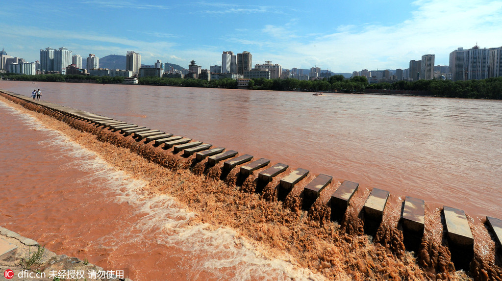 黄河兰州段水位上涨进入汛期 市民需远离河道