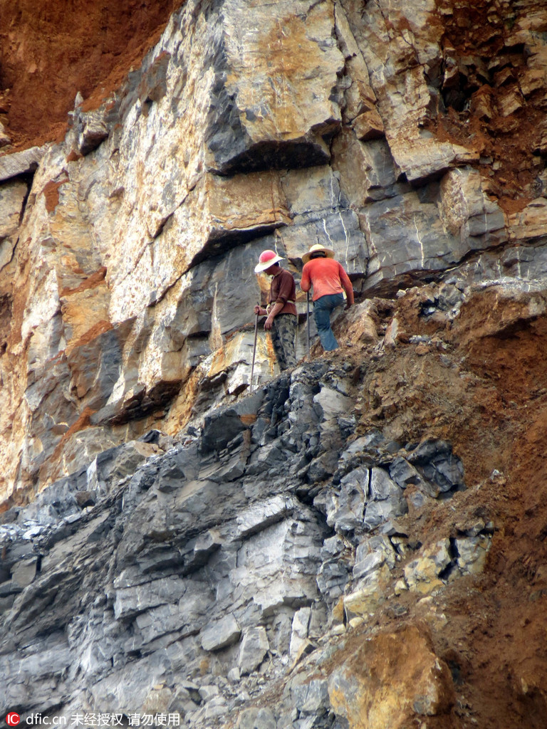 江西玉山:采石工几十米高空采石 有人未系安全