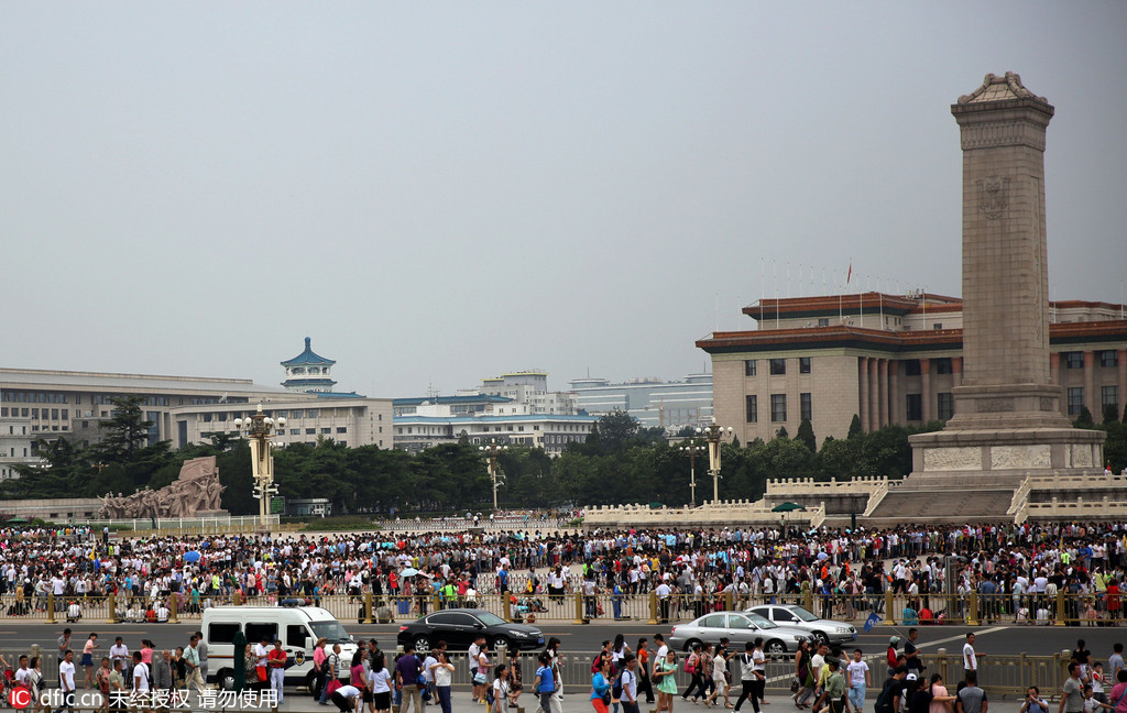 北京周末天气宜人 天安门周边景区客流量爆棚