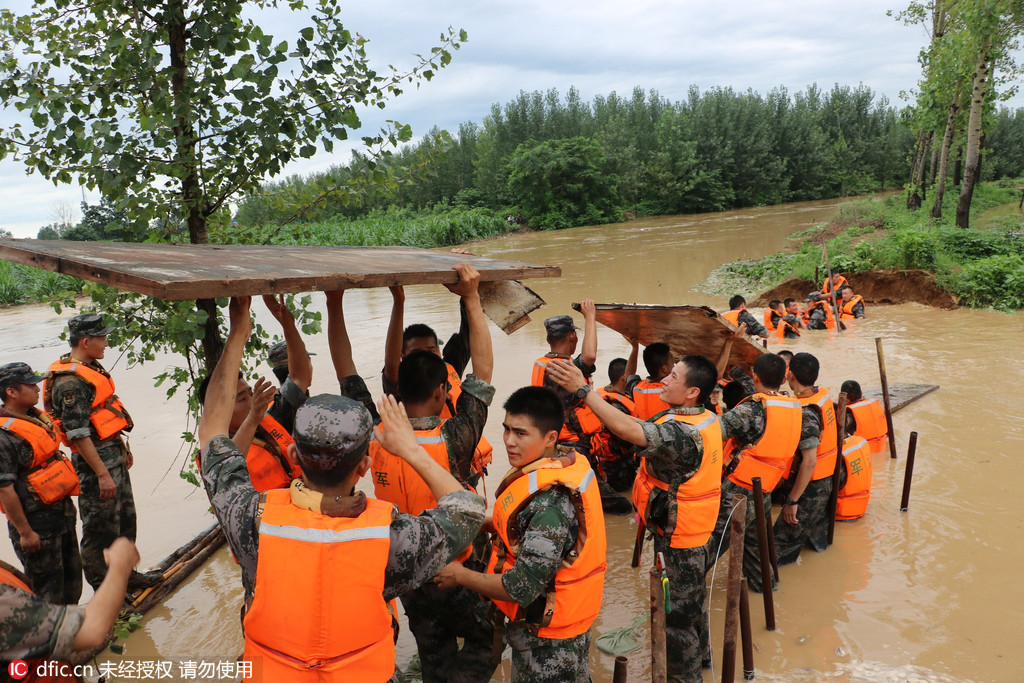 河南安阳遭受暴雨袭击致洪灾 当地群众联合武