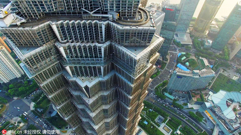 航拍上海金茂大厦88层观光厅首次启用“云中步道”