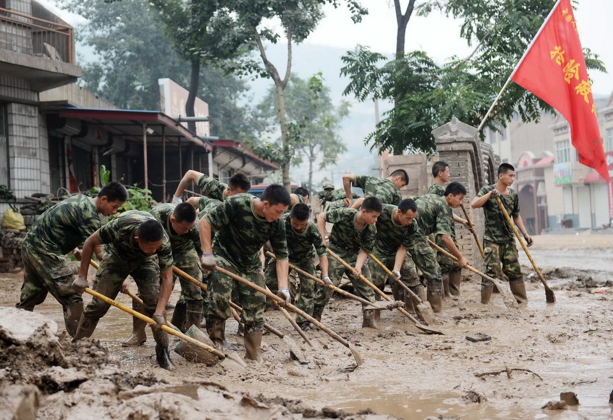 2400多名官兵奔赴井陉县 帮助受灾群众重建家园