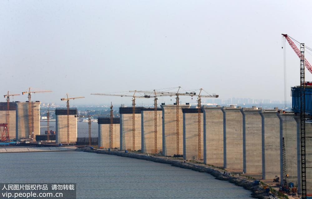 世界最大跨度公铁两用斜拉桥--沪通长江大桥施