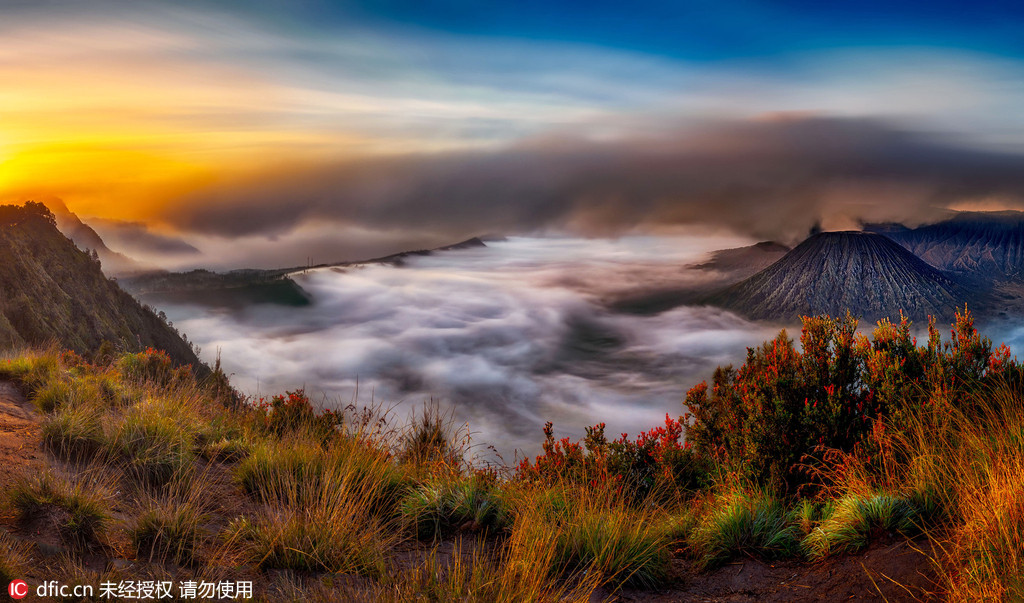 摄影师拍婆罗摩火山喷发 如梦似幻美若仙境
