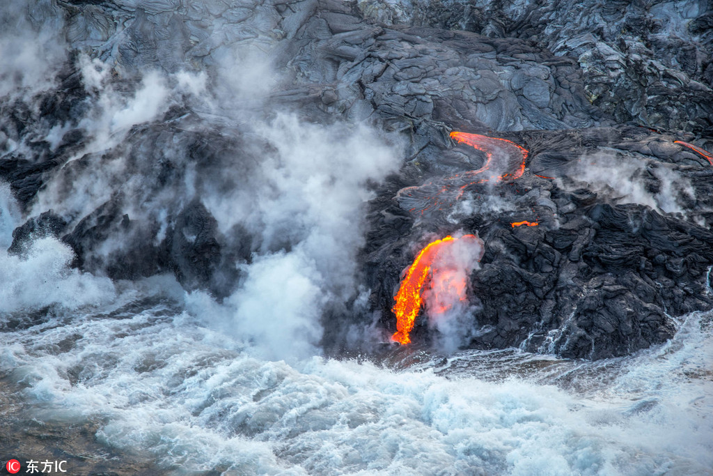 航拍夏威夷火山喷发震撼画面 岩浆流与大海交