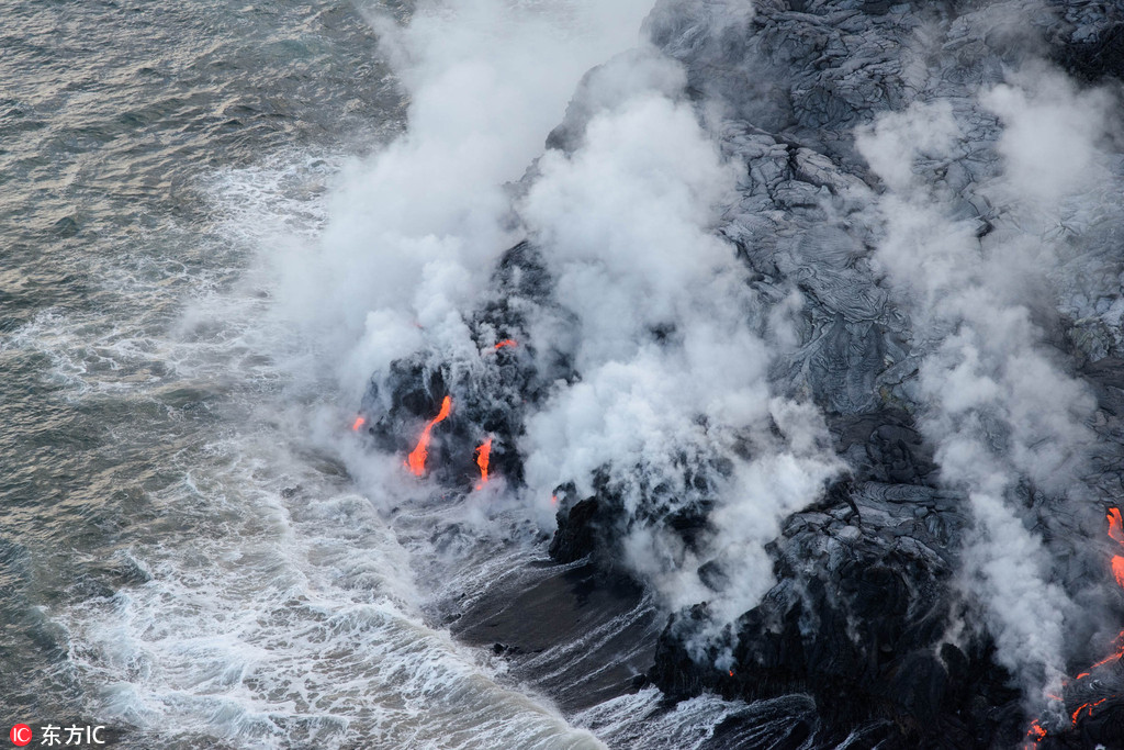 航拍夏威夷火山喷发震撼画面岩浆流与大海交锋