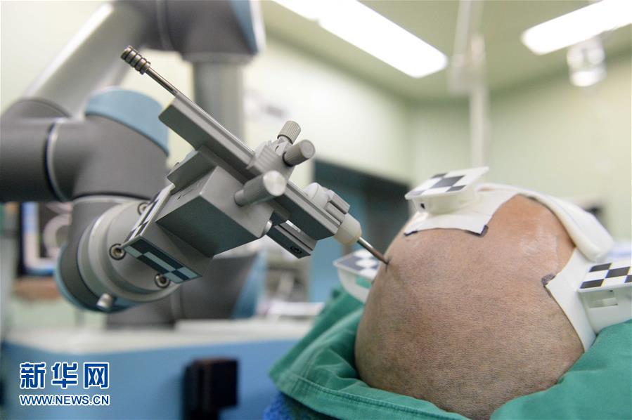 机器人医生精准操刀脑外科手术