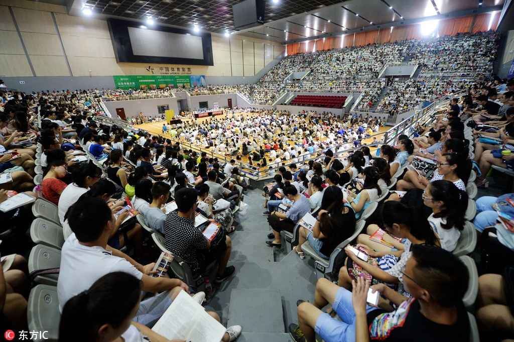 济南4000余名考研族体育馆内同上一堂课