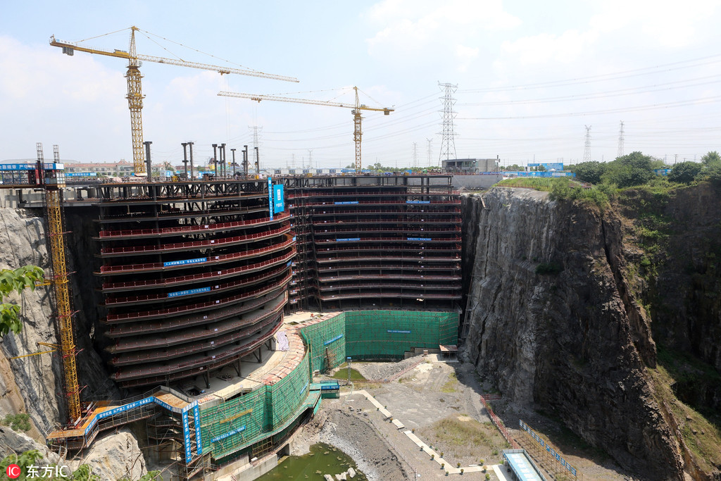 作为全球首个建在废石坑里的酒店,位于上海佘山的世茂深坑酒店无疑是