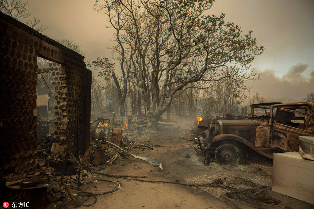 美国加州大规模大火持续 超过8万人被迫撤离