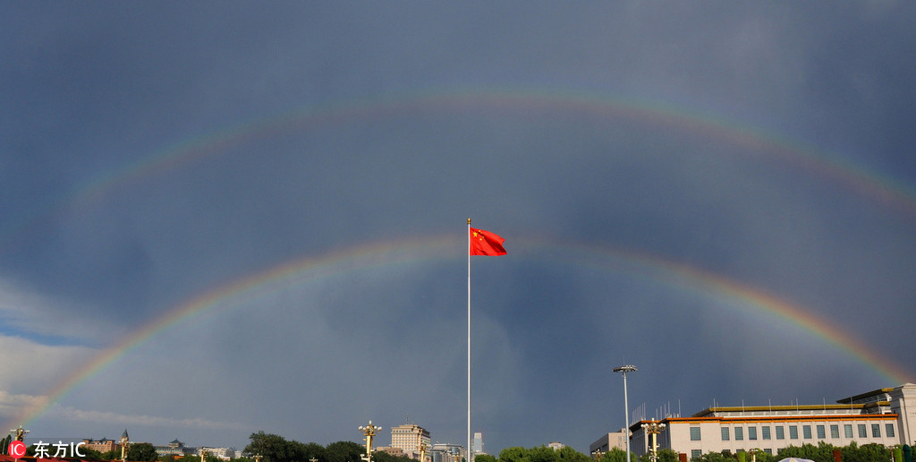 北京阵雨过后天安门上空现双彩虹 