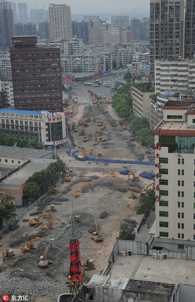 俯拍南昌永和门立交拆除后全景 86台挖掘机通宵作业