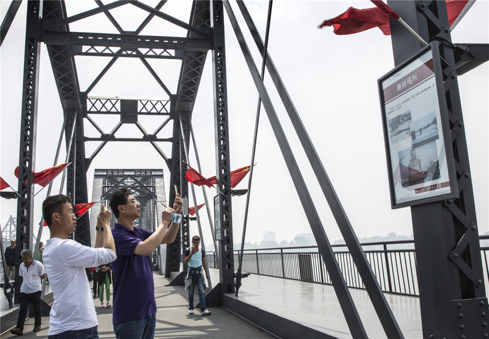 12������Ϊ�ж���־Ը���ı��������ʺ�Ԯ��1950��10�µ����󲿷ֿ�����������ʼ��Ѽ�̽��Ϲ�ͨ�г�������Ҫ��ͨҪ������·����·����ʵʩ����������Ҫ�������������ݻ������ޱ߽��ϵĳ���һ�˵�ȫ��������������Ѽ�̽��Զ����������н�ͨ���ߡ�������ʩ�����������кʹ�ׯ����