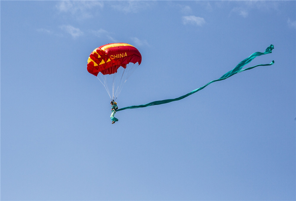 11�����˼�����ã���Ů���·������������Ų��£���ϵ�ʳ񣬴�1000�׵ĸ߿�����Ʈ�¡�