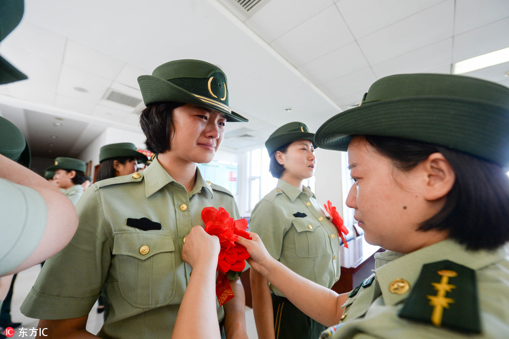 武警北京女兵退役难掩泪水再见了我的军营