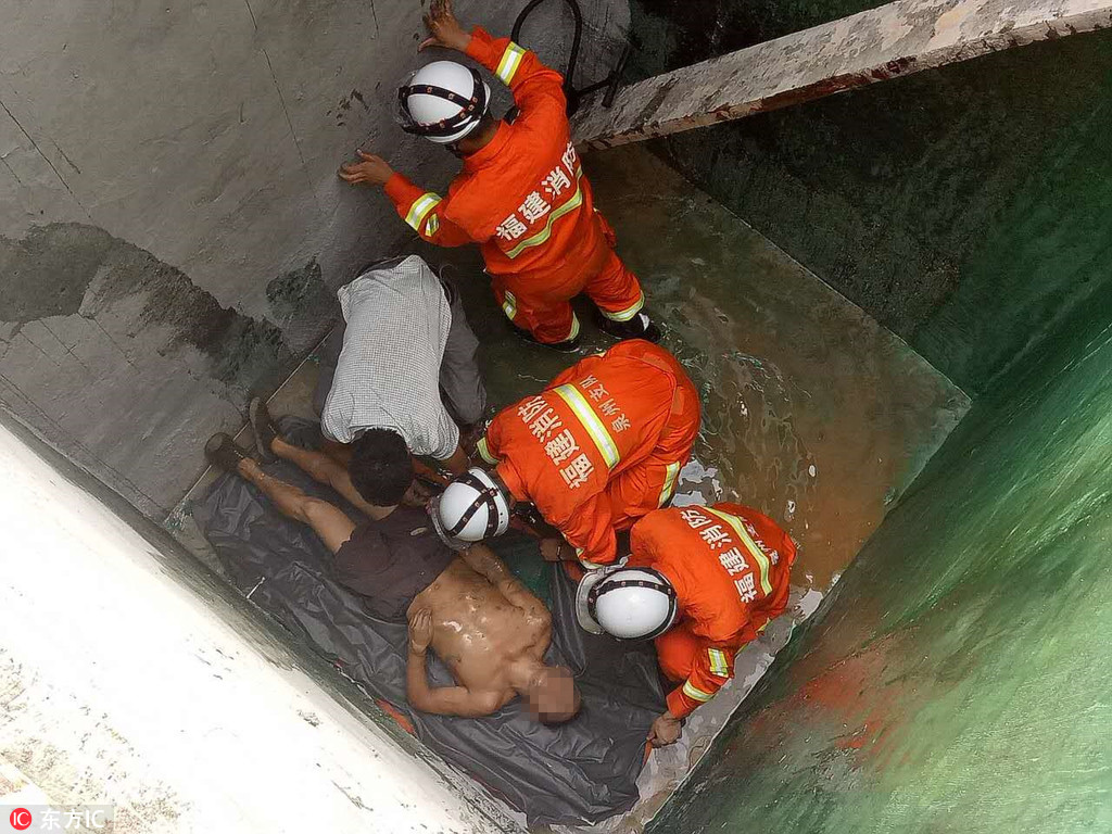 福建一男子掉入5米深坑无法动弹消防及时救援2