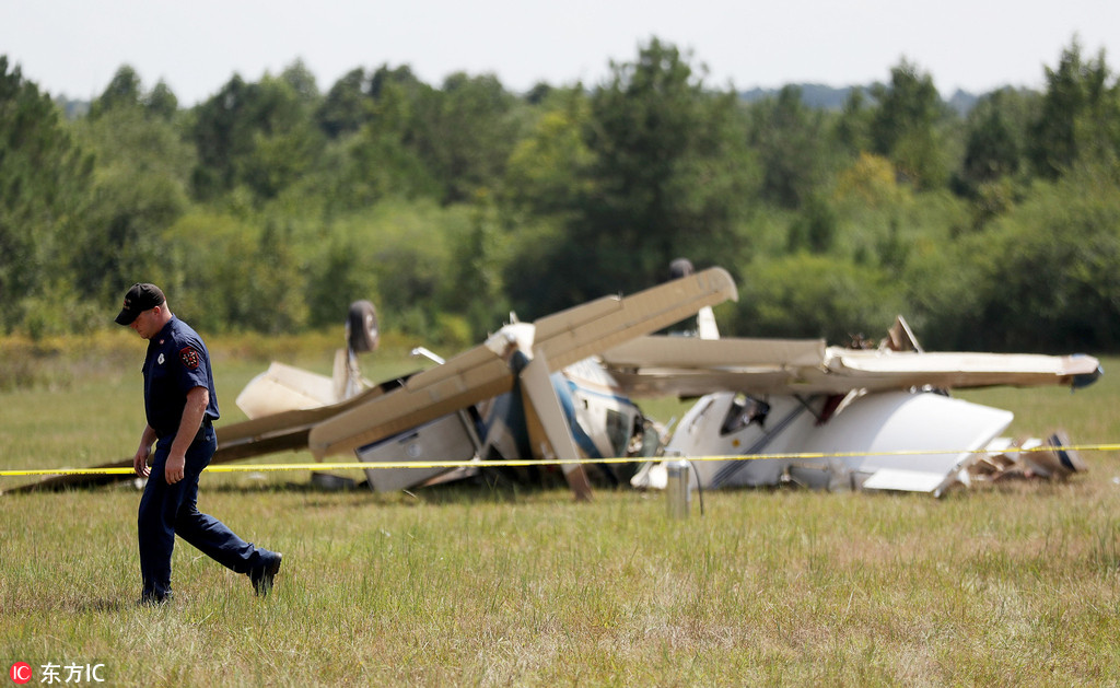 美国两架小飞机空中相撞坠毁 致3人死亡