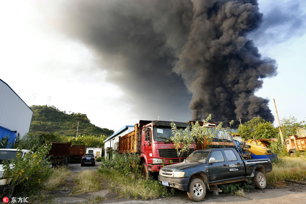 湖北一工厂火灾持续5小时越烧越旺 附近居民疏散
