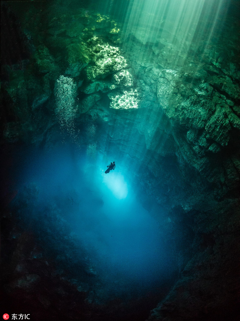 摄影师潜拍墨西哥水下洞穴 绿光幽暗诡异神秘