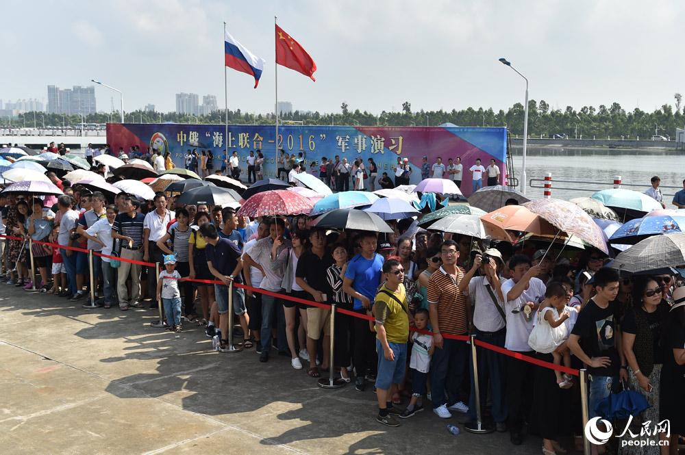 中俄舰艇在湛江开放参观 市民大排长龙
