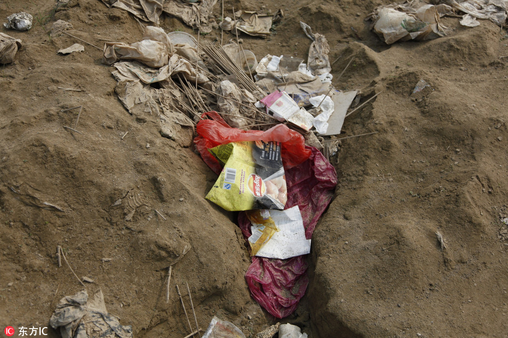 母亲河在哭泣 中秋节后济南黄河滩垃圾成堆
