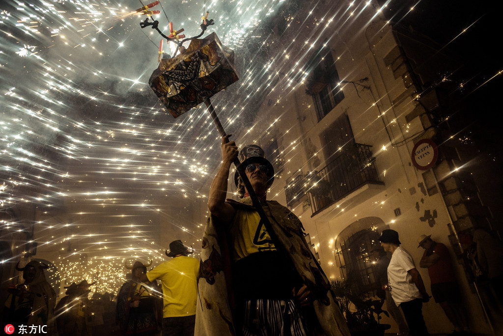 西班牙举行夜火狂欢 喷火表演燃爆全场