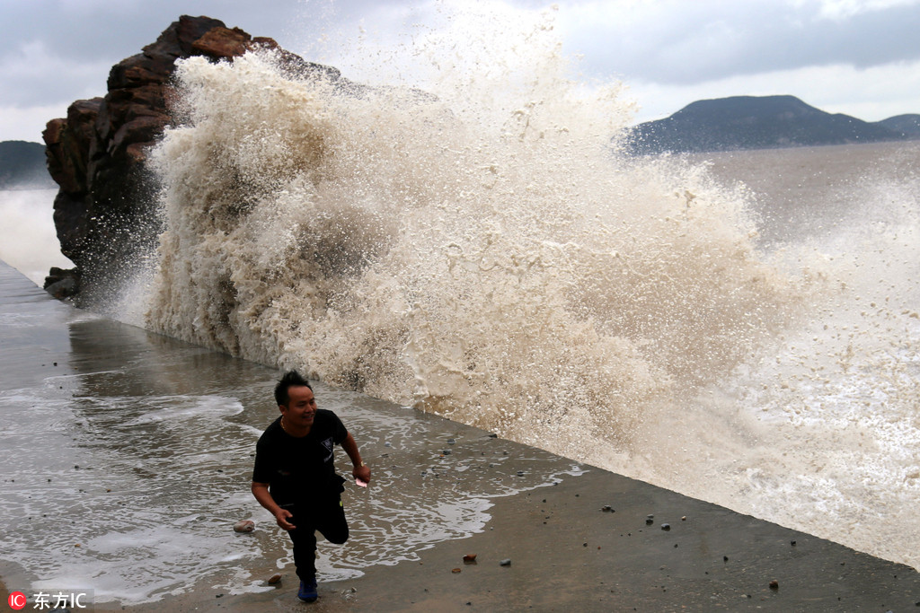 强台风马勒卡逼近浙江温岭海域风雨潮掀巨浪2