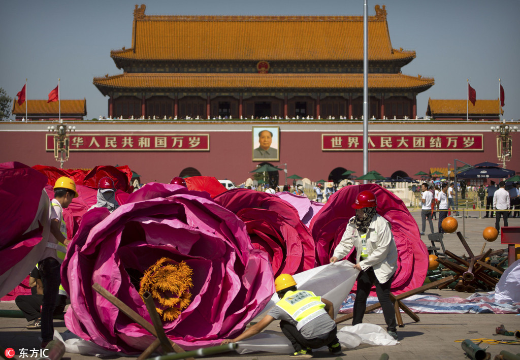 北京天安门广场安装“祝福祖国”巨型花坛 