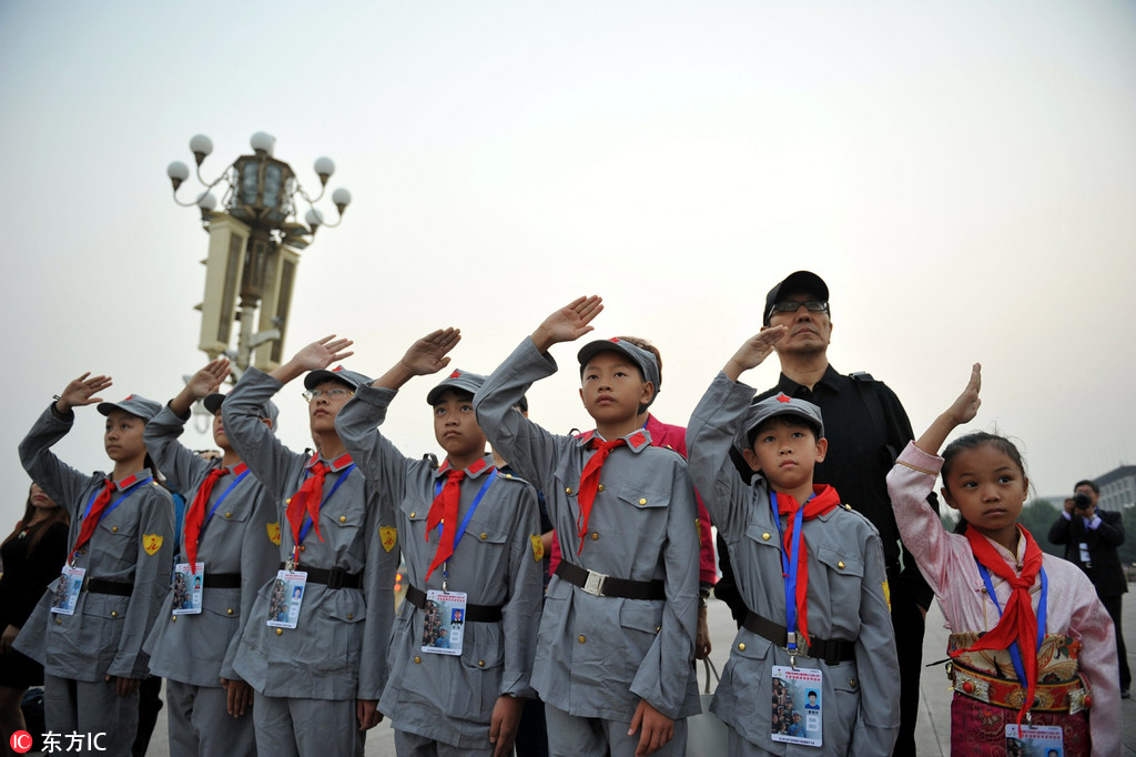 革命老区小学学生敬礼国旗卫士 手拉手迎长征胜利80周年