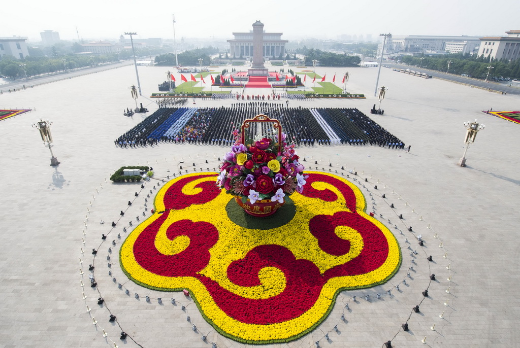  9月30日，烈士纪念日向人民英雄敬献花篮仪式在北京天安门广场隆重举行。 新华社记者 王晔 摄