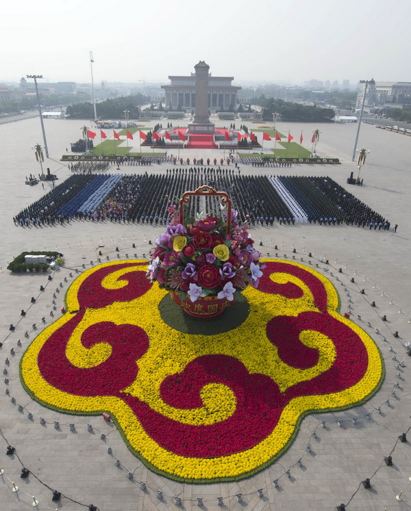 9月30日，烈士纪念日向人民英雄敬献花篮仪式在北京天安门广场隆重举行。  新华社记者 王晔 摄